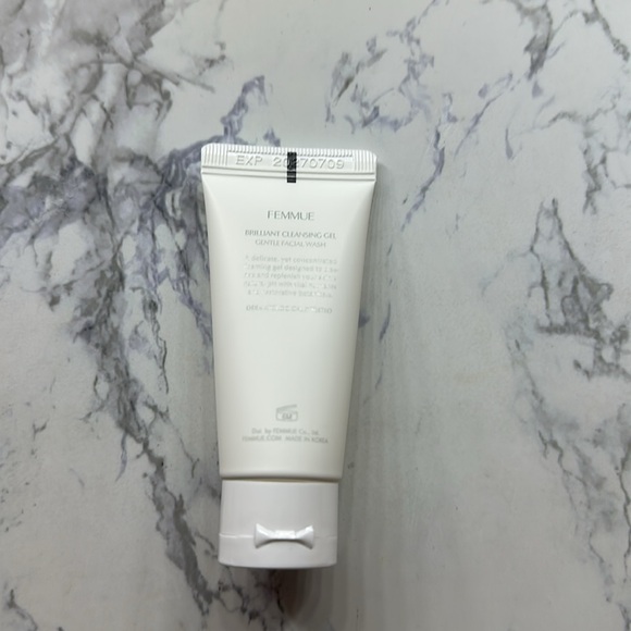 Femmue Brilliant Cleansing Gel Gentle Facial Wash - Picture 2 of 2